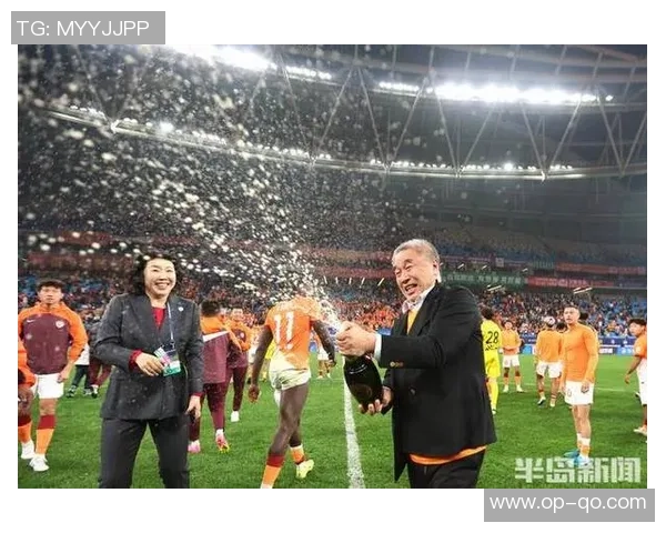 狂欢盛宴XX城市球迷齐聚一堂庆祝球队历史性晋级盛况空前